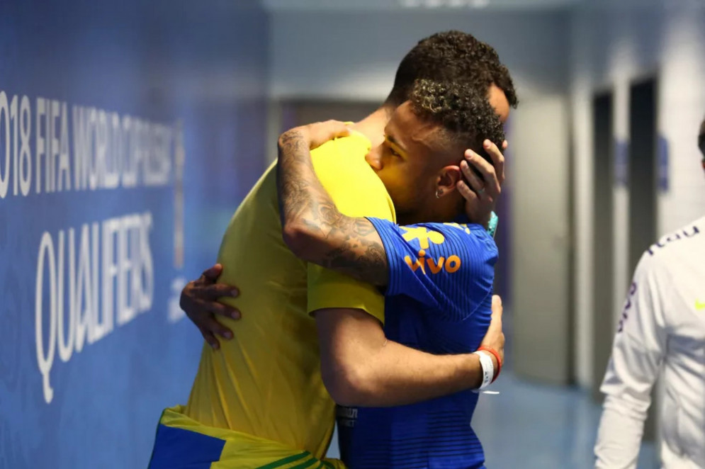 Neto em abraço com Neymar.(Foto: Lucas Figueiredo/CBF)