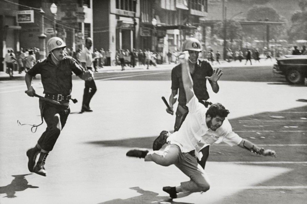 Caça ao estudante durante a Sexta-feira Sangrenta, série de manifestações contra a ditadura realizadas no centro do Rio e duramente reprimidas pelo regime, Rio de Janeiro, 1/4/1964.(Foto: Evandro Teixeira, Acervo IMS/Coleção Evandro Teixeira)