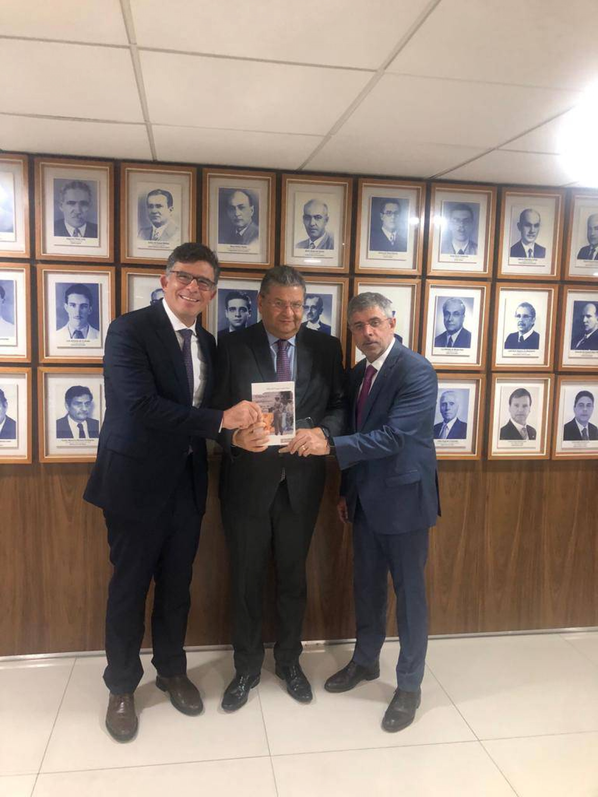 Hélio Leitão entre os presidentes Luciano Bandeira, presidente da OAB/Rio de Janeiro e Sidney Sanchez do IAB - Instituto dos Advogados Brasileiros(Foto: Divulgação )