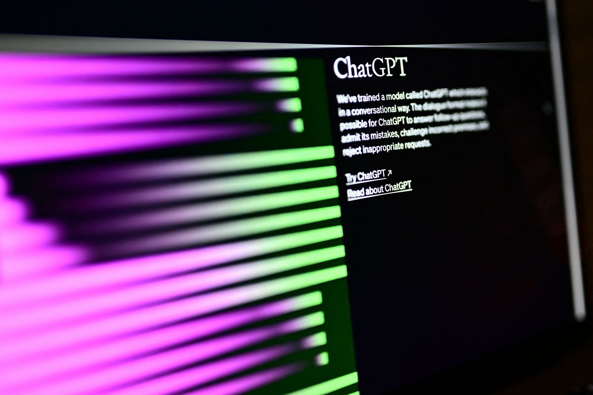 Uma foto tirada em 31 de março de 2023 em Manta, perto de Turim, mostra uma tela de computador com a página inicial do site de inteligência artificial OpenAI, exibindo seu robô chatGPT (Foto: MARCO BERTORELLO / AFP)