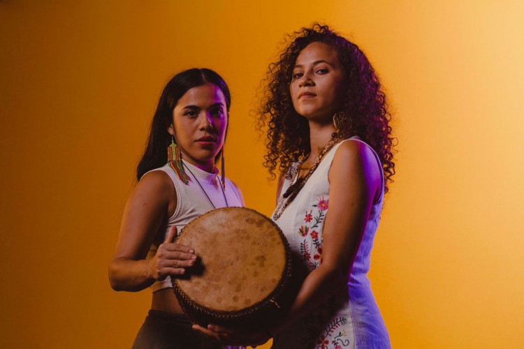 Espetáculo "Solo do Meu Interior", da diretora cearense Marina Brito, propõe diálogos com ancestralidades de mulheres do Cariri(Foto: Divulgação)