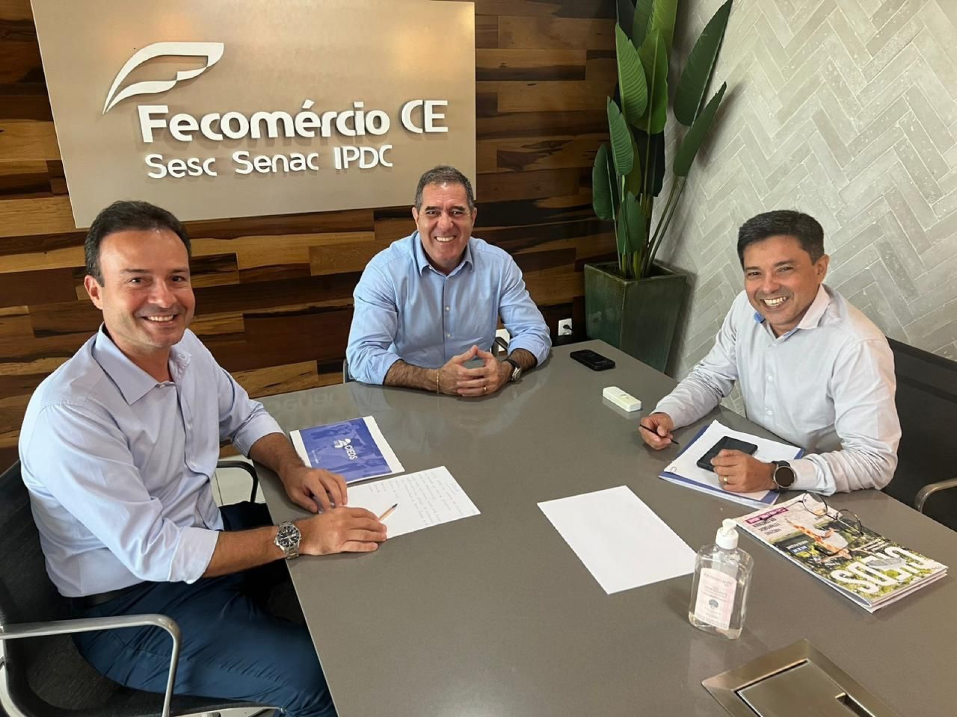 O presidente da Adece, Danilo Serpa, o presidente do Sistema Fecomércio-CE, Luiz Gastão Bittencourt, e o diretor Regional do SESC Ceará, Henrique Javi.(Foto: Divulgação)