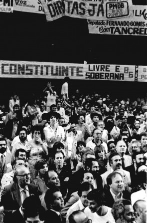 Manifestações pelas eleições diretas para a presidência da República no Plenário da Câmara dos Deputados. Abril de 1984. Fotógrafo: Célio Azevedo.(Foto: Senado Federal)
