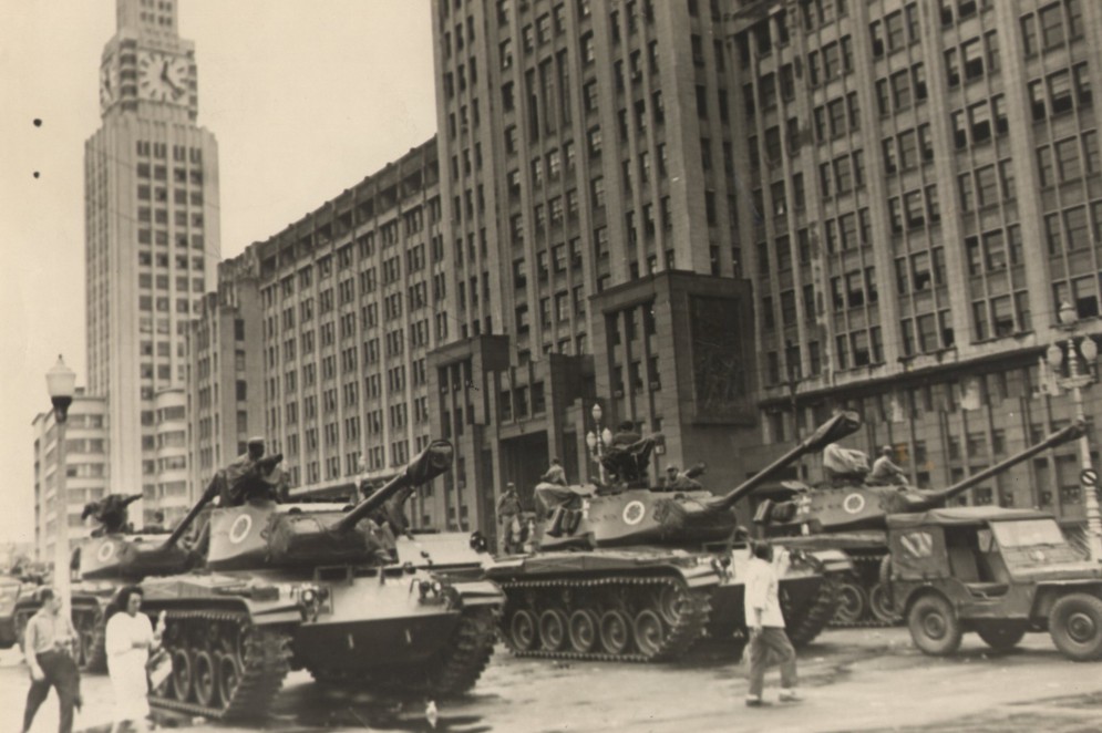 Tanques na Avenida Presidente Vargas, no Rio de Janeiro, em 2 de abril de 1964.(Foto: Arquivo Nacional)