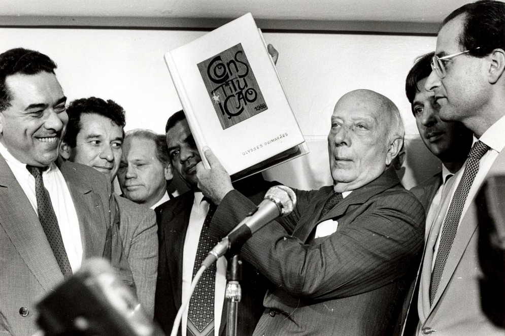 Brasília - O deputado Ulysses Guimarães mostra a Constituição brasileira, promulgada em 1988.(Foto: Arquivo Agência Brasil)