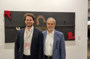 Victor e Max Perlingeiro em espaço da Galeria Pinakotheke, que apresenta obras de Ai Weiwei, Alfredo Volpi, Antonio Bandeira, Candido Portinari, Cícero Dias, Djanira,  Emiliano Di Cavalcanti, Franz Weissmann, Ione Saldanha, Luiz Sacilotto Lygia Clark, Mira Schendel, Rubem Valentim e Sérgio Camargo.  