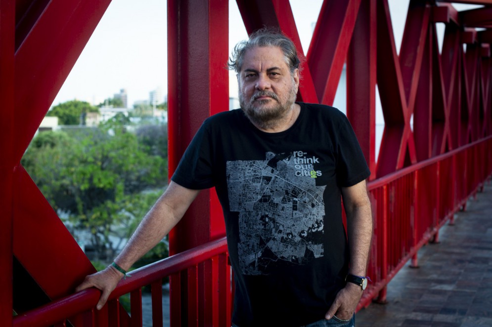 Antropólogo, jornalista e publicitário Paulo Linhares na foto na passarela vermelha do Centro Dragão do Mar de Arte e Cultura(Foto: Acervo pessoal)