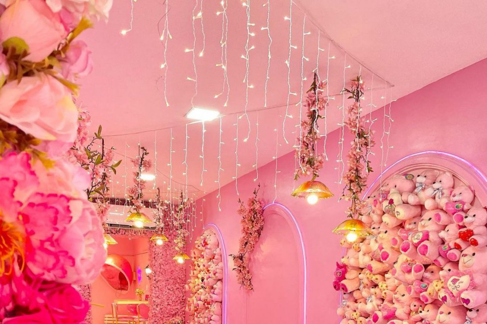 Na paleta rosa, o Café de Miss traz inúmeras referencias de cafeterias europeias