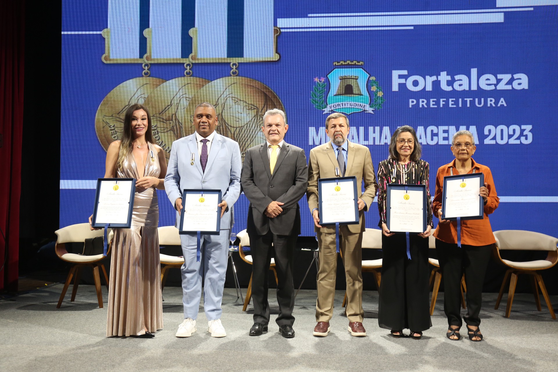 Luma Andrade, Preto Zezé, José Sarto, Élcio Batista, Maria Luíza e Nadia Gadelha, representando o irmão Descartes Gadelha (Foto: JOÃO FILHO TAVARES)