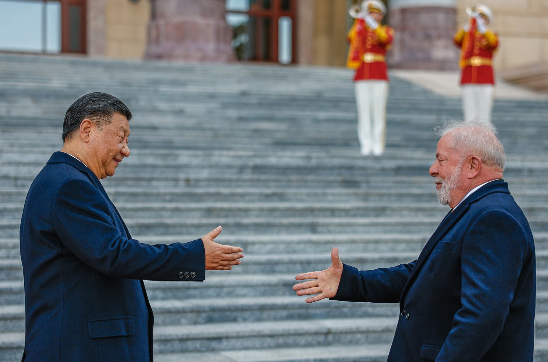 O presidente da China, Xi Jinping (e) recebe no Grande Palácio do Povo, o presidente Luiz Inácio Lula da Silva (d). Neste encontro assinaram uma série de acordos comerciais e de parceria. Foto: Ricardo Stuckert/Presidência da República
 (Foto: Ricardo Stuckert/Presidência da República)