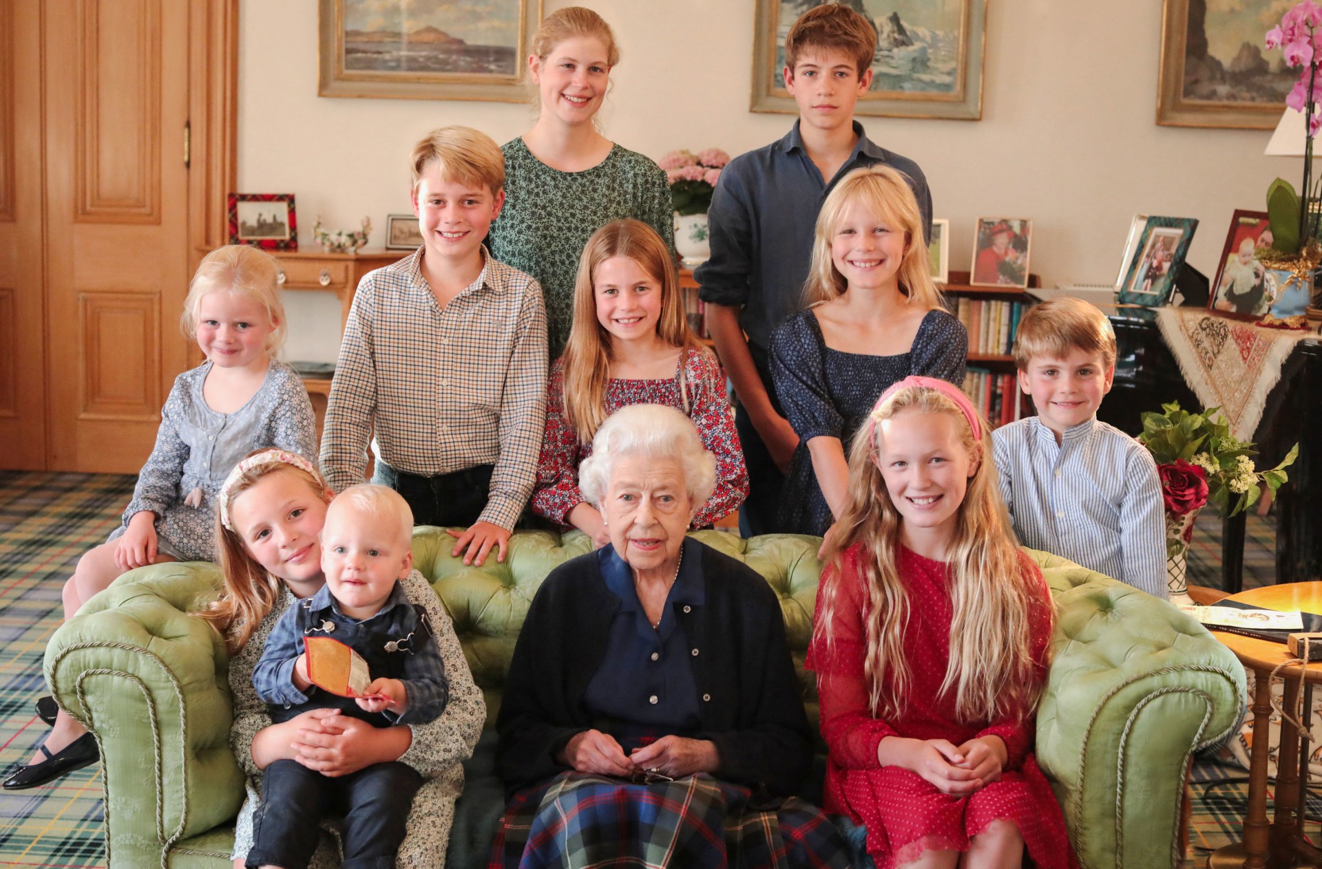 Uma foto sem data emitida pelo Palácio de Kensington e tirada pela princesa de Gales Kate Middleton mostra a Rainha Elizabeth II (C) com alguns de seus netos e bisnetos (Foto: PRINCESA DE GALES / PALÁCIO DE KENSINGTON )