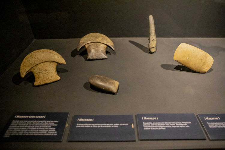 Exposição de machados e lanças no Museu do Homem Americano