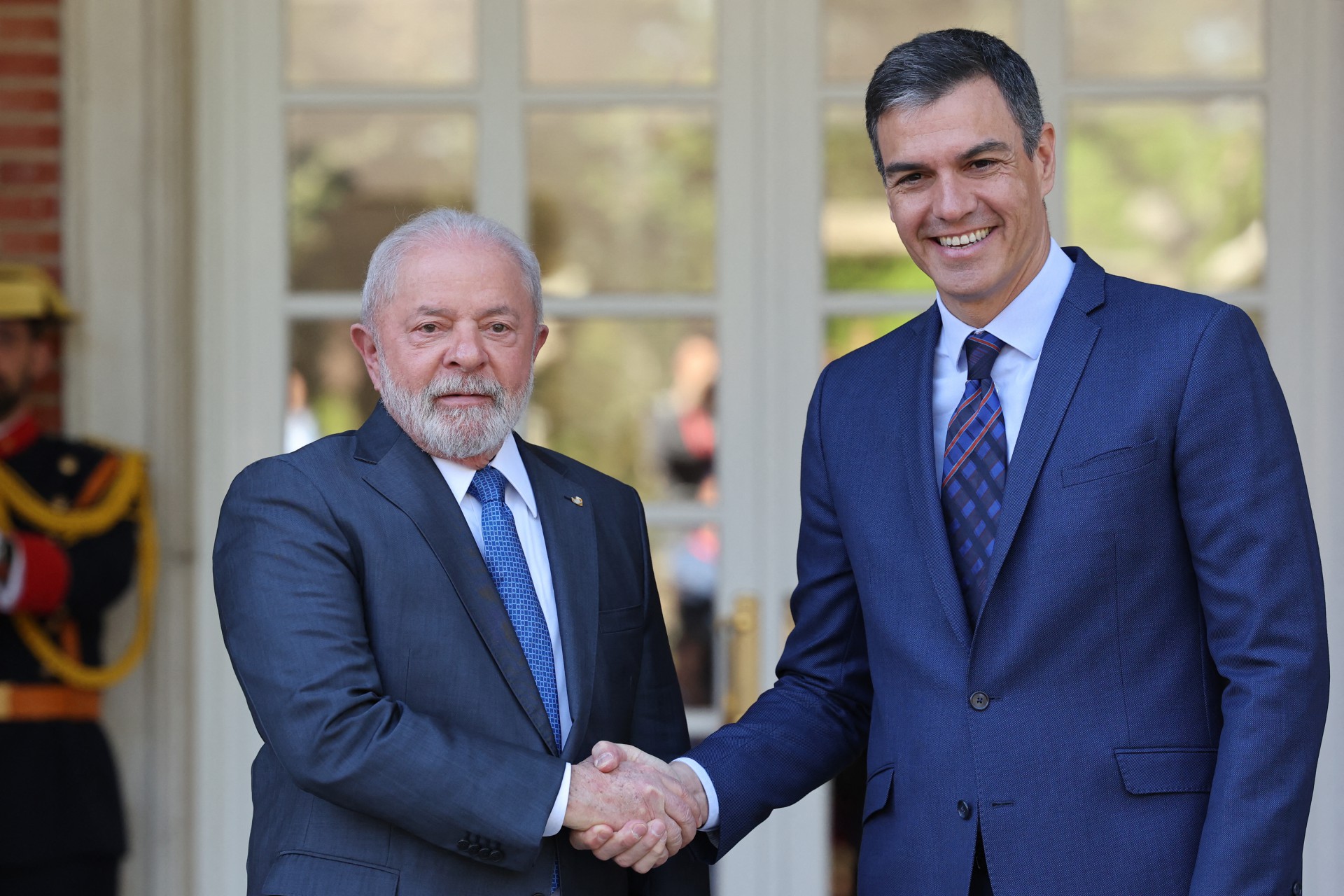 O primeiro-ministro da Espanha, Pedro Sanchez, recebe o presidente brasileiro Luiz Inácio Lula da Silva, em visita de dois dias à Espanha, no Palácio La Moncloa, em Madri, em 26 de abril de 2023 (Foto: THOMAS COEX / AFP)