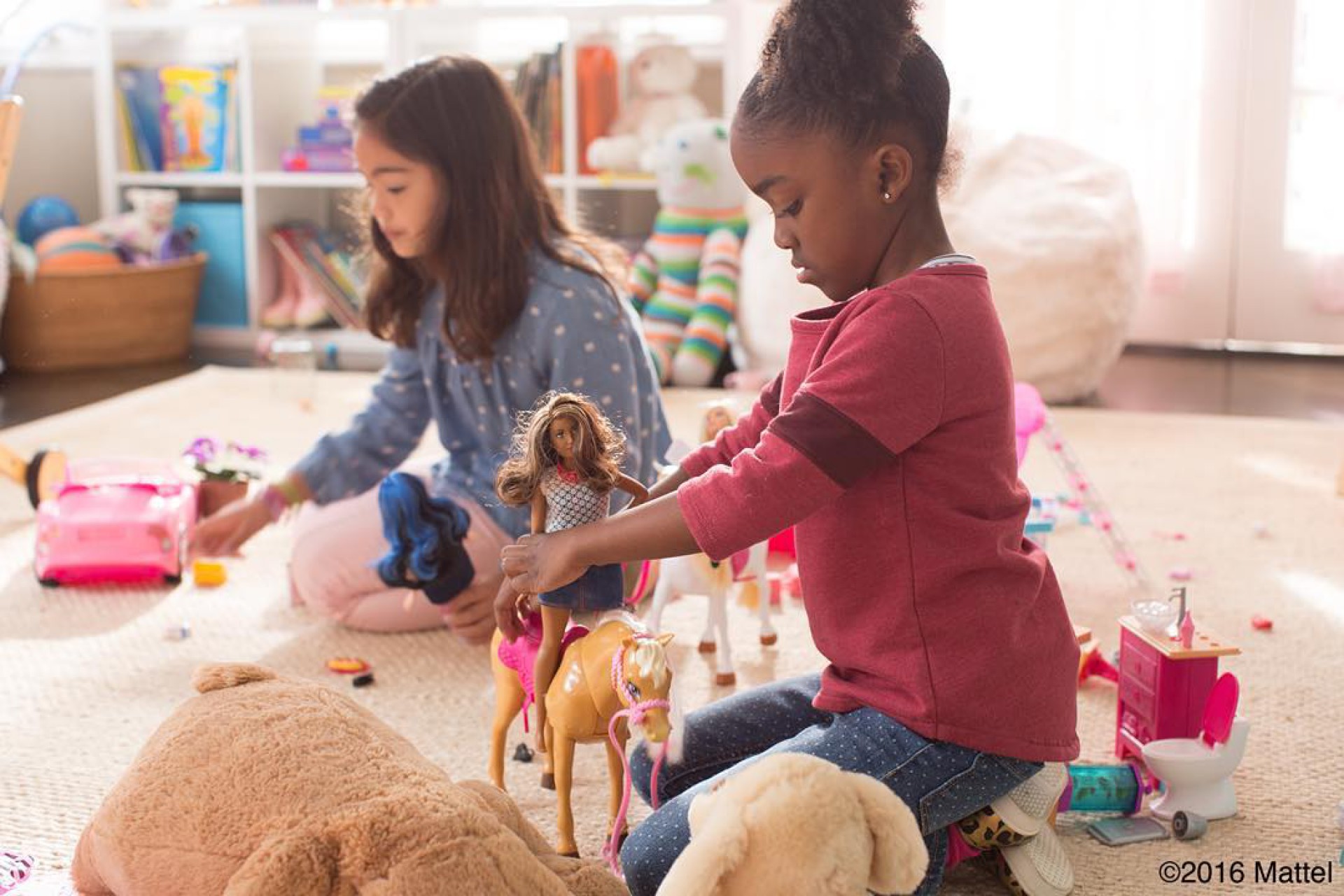 Criança brincando com Barbie (Foto: Mattel )