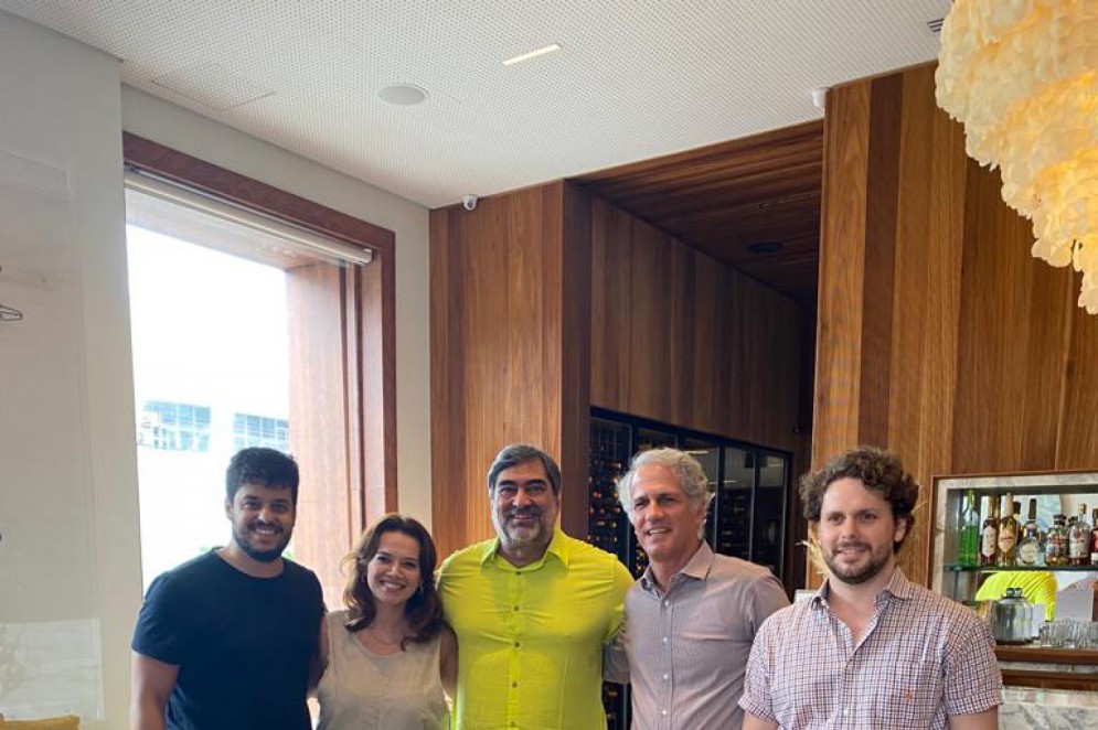 Cadeh Juaçaba, Anik Mourão, Zeca Camargo, André Bichucher e Victor Perlingeiro (Foto: divulgação)