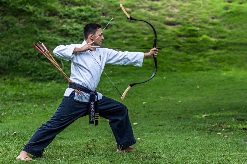 O arco usado na arqueria chinesa tem um formato diferente do arco e flecha comuns