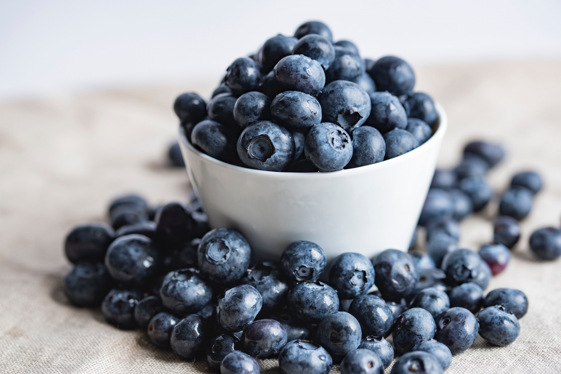 Açaí, fruta do norte do Brasil. Come-se em creme com banana e cereais (Foto: JOANA KOSINSKA/UNSPLASH)