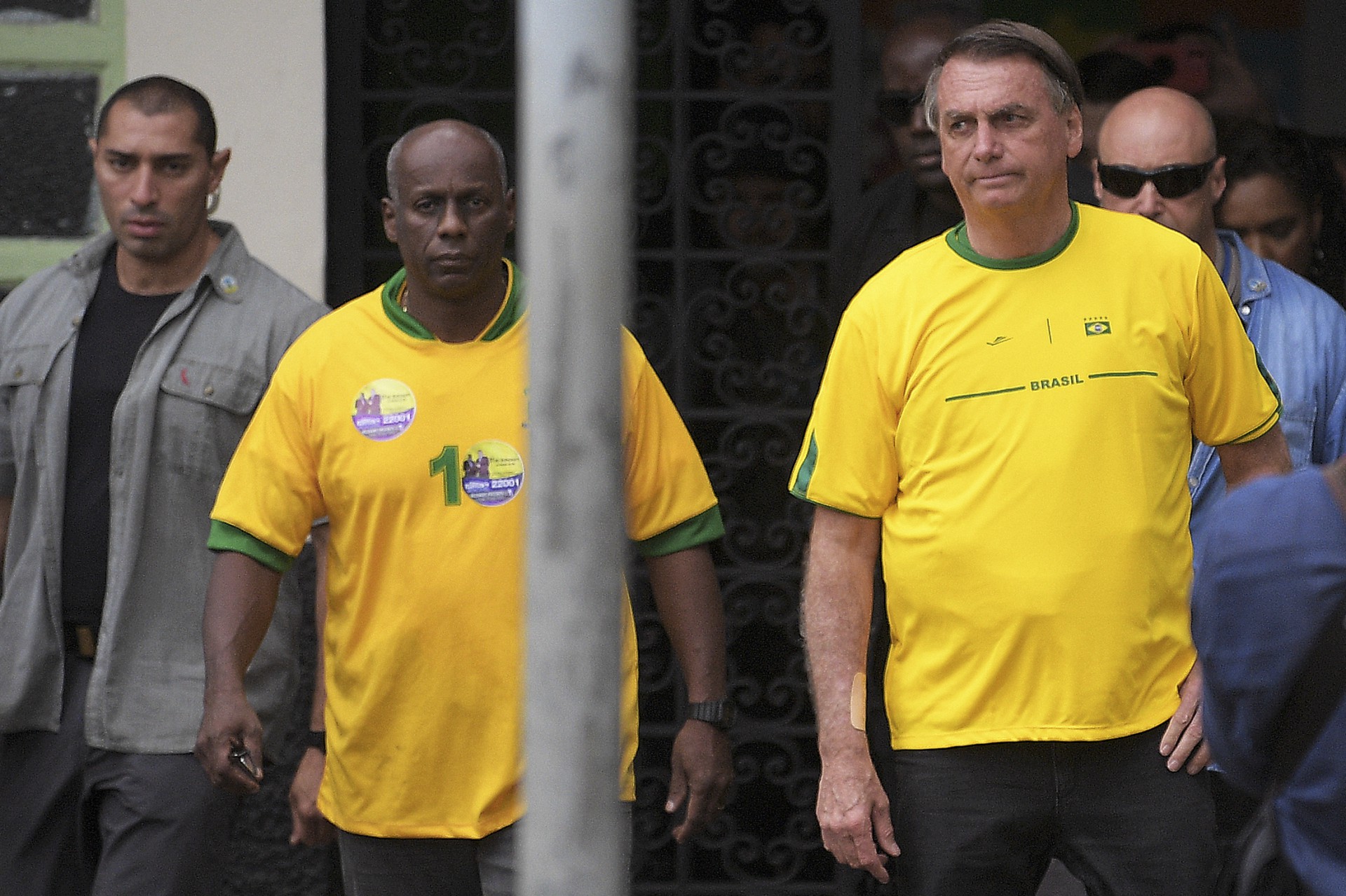 ￼AÍLTON, (à esq.) era segurança próximo a Bolsonaro e chegou a acompanhá-lo na hora de votar em 2022 (Foto: CARL DE SOUZA / AFP)