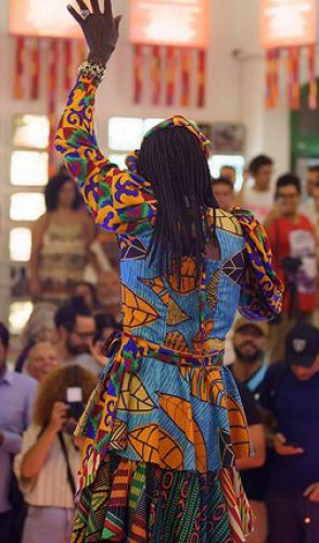 … família rica como empregada. Sempre sonhou em cantar e era fascinada pela ciranda acompanhando o mar.