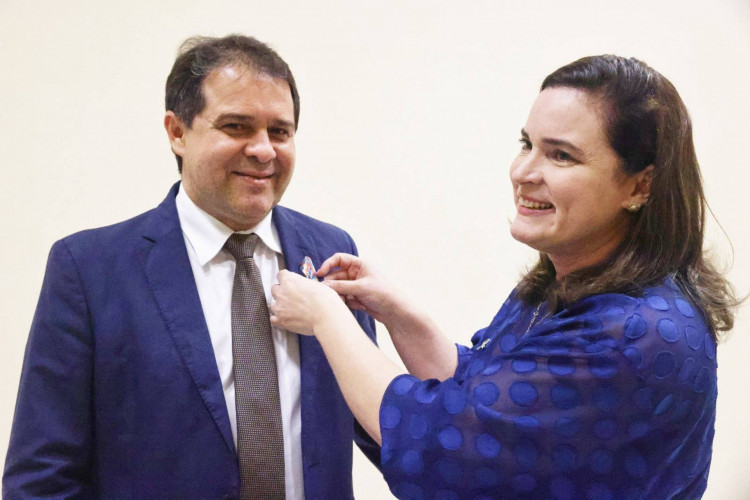 Evandro Leitão recebeu da amada Cristiane o símbolo da luta que fortalece sua missão de um casal de fé, solidário aos autistas(Foto: Divulgação)