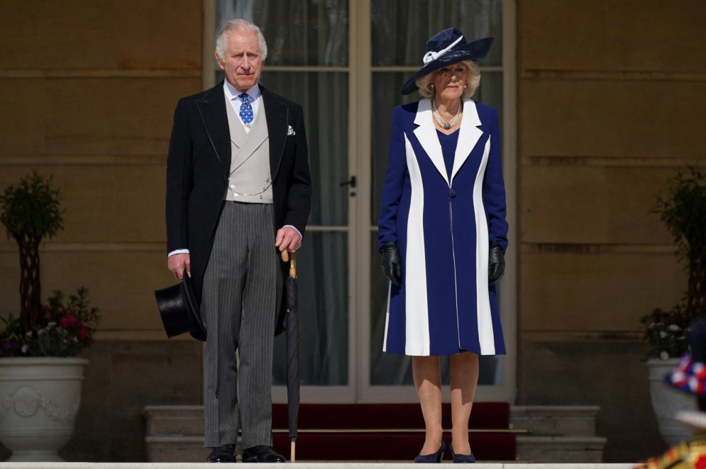 O rei Charles III da Grã-Bretanha e a rainha Camilla da Grã-Bretanha chegam para receber os convidados da Garden Party no Palácio de Buckingham, em Londres, em 3 de maio de 2023(Foto: YUI MOK / POOL / AFP)