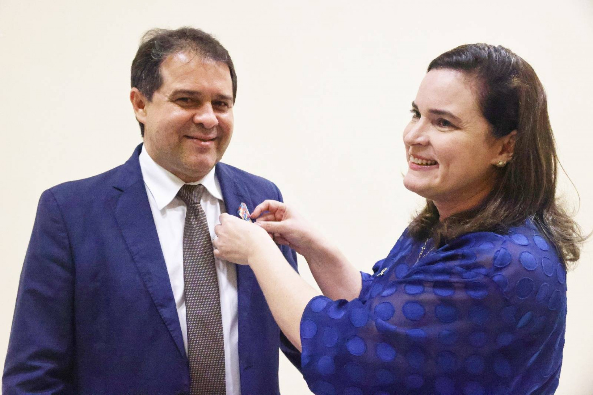 Evandro Leitão recebeu da amada Cristiane o símbolo da luta que fortalece sua missão de um casal de fé, solidário aos autistas
 (Foto: Divulgação )