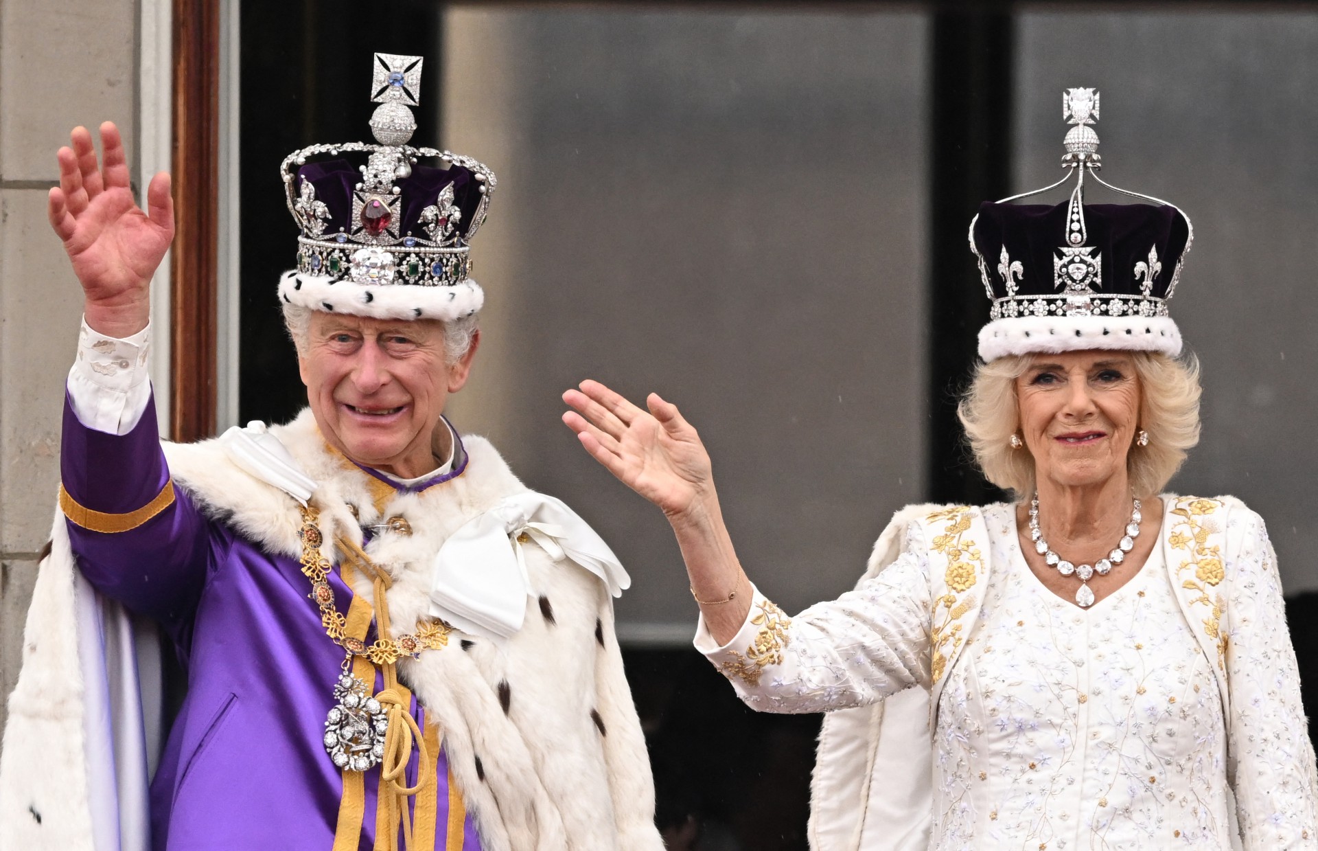 Coroação do rei Charles III tem multidão nas ruas e protestos