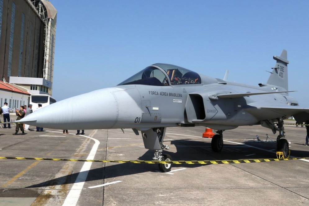 Lula participa de inauguração de linha de produção de caças Gripen