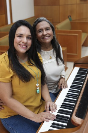 Francione e Nicoly cantam e tocam juntas na mesma Igreja 