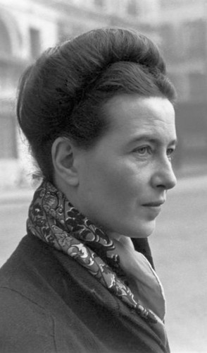 Nela, Rita Lee declama um poema de Simone de Beauvoir. Ela diz: