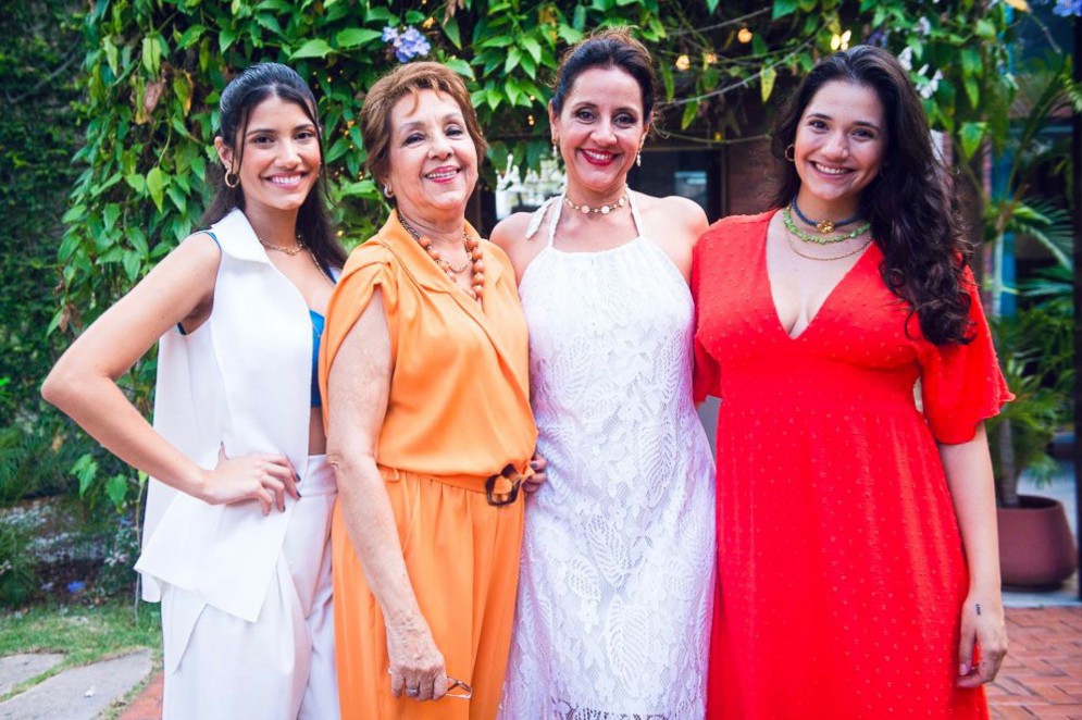 Christiane Emygdio junto de suas filhas e mãe(Foto: Divulgação )