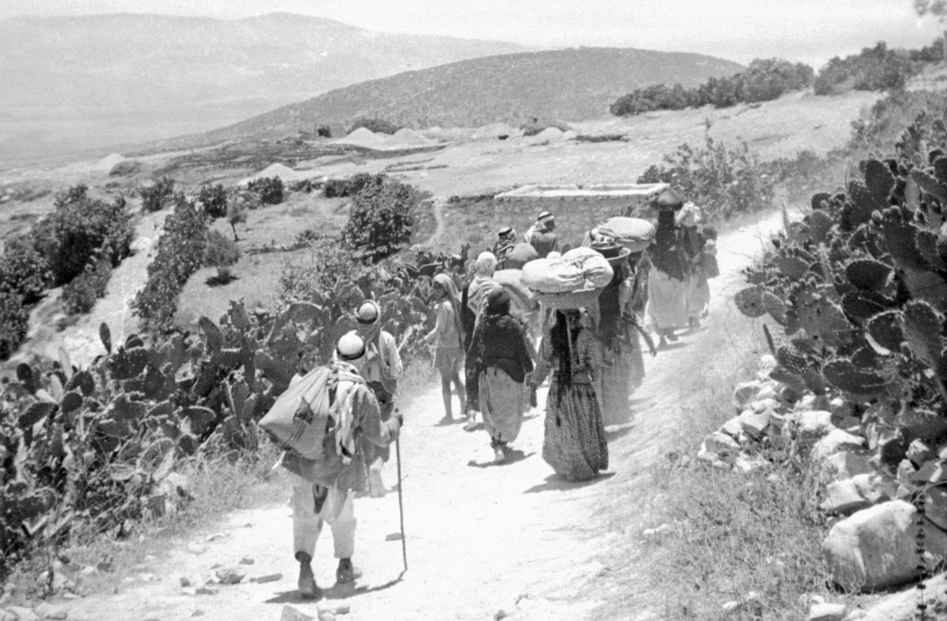 Nesta foto de arquivo divulgada em 15 de setembro de 1948, refugiados palestinos retornam à sua aldeia após sua rendição durante a guerra árabe-israelense de 1948 contra a proclamação do Estado de Israel(Foto: INTERCONTINENTALE / AFP)