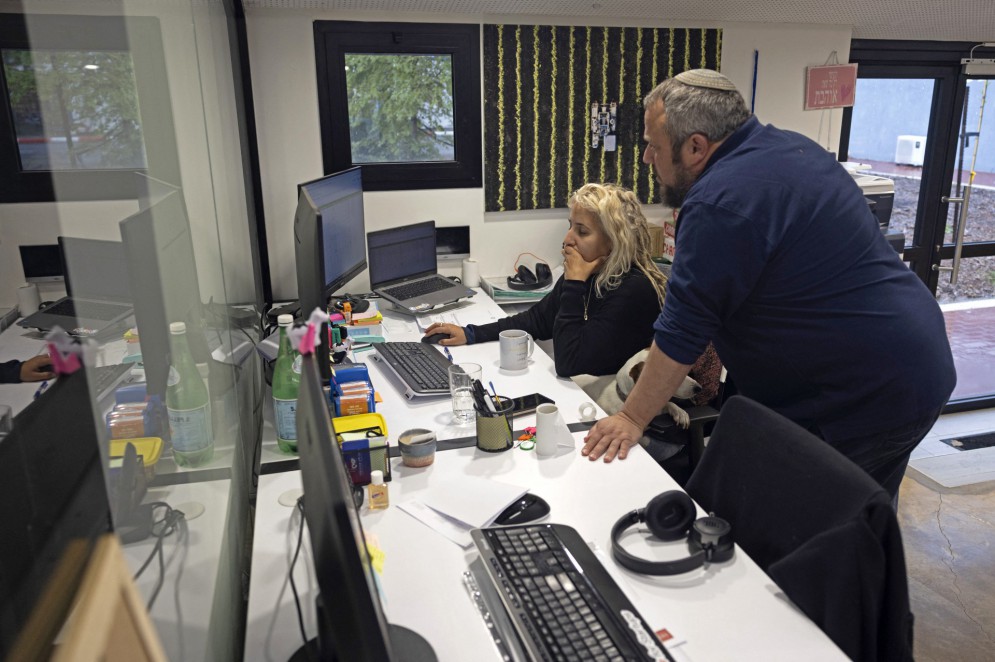 Uma foto tirada em 13 de abril de 2023 mostra Simcha Shore, fundador e chefe da empresa de tecnologia agronômica AgroScout, conversando com um funcionário no escritório no kibutz israelense de Yiron,(Foto: MENAHEM KAHANA / AFP)