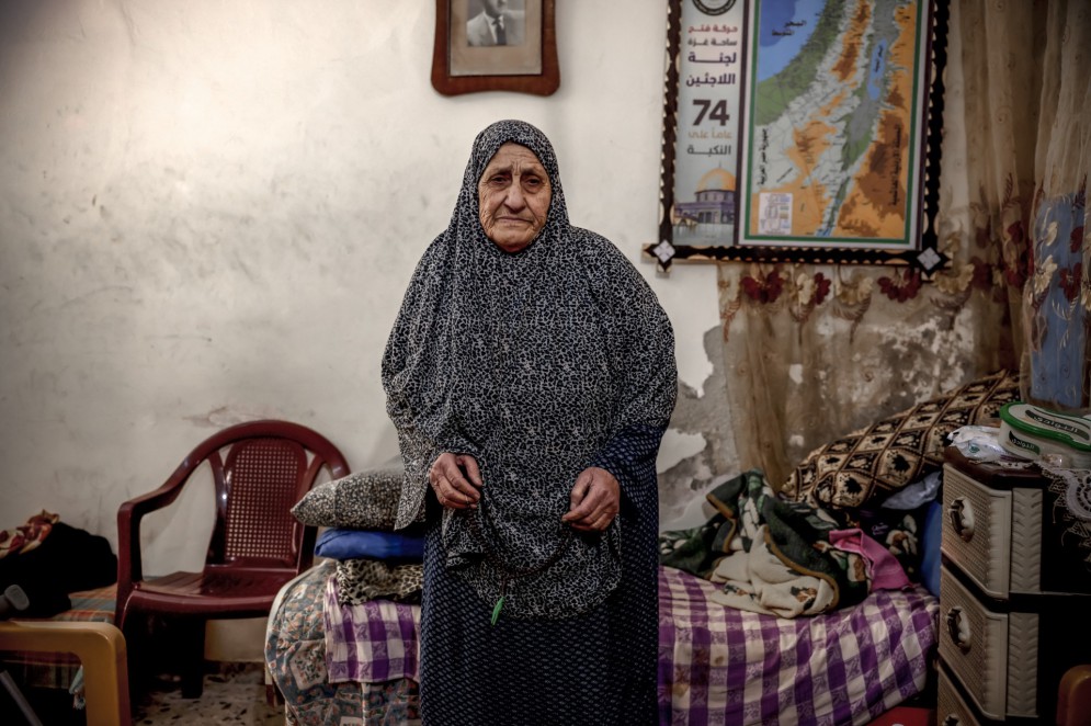 Esta foto tirada em 22 de fevereiro de 2023 mostra a refugiada palestina Ebthaj Dawla em sua casa na cidade de Gaza(Foto: MOHAMMED ABED / AFP)