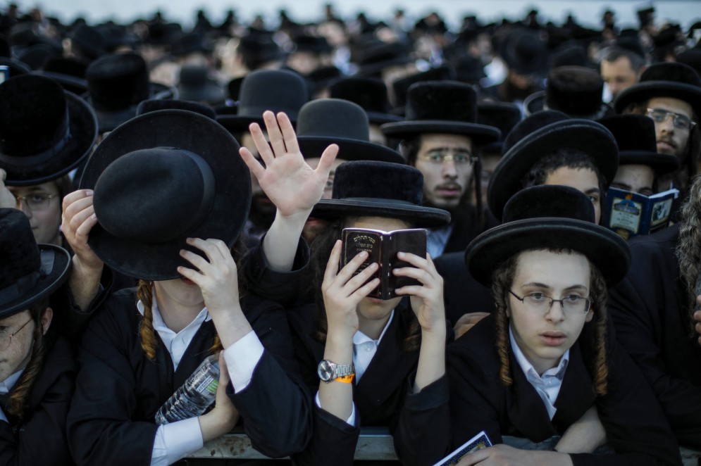 Judeus ultraortodoxos rezam no túmulo do rabino Shimon Bar Yochai no Monte Meron, no norte de Israel, em 9 de maio de 2023(Foto: JALAA MAREY / AFP)