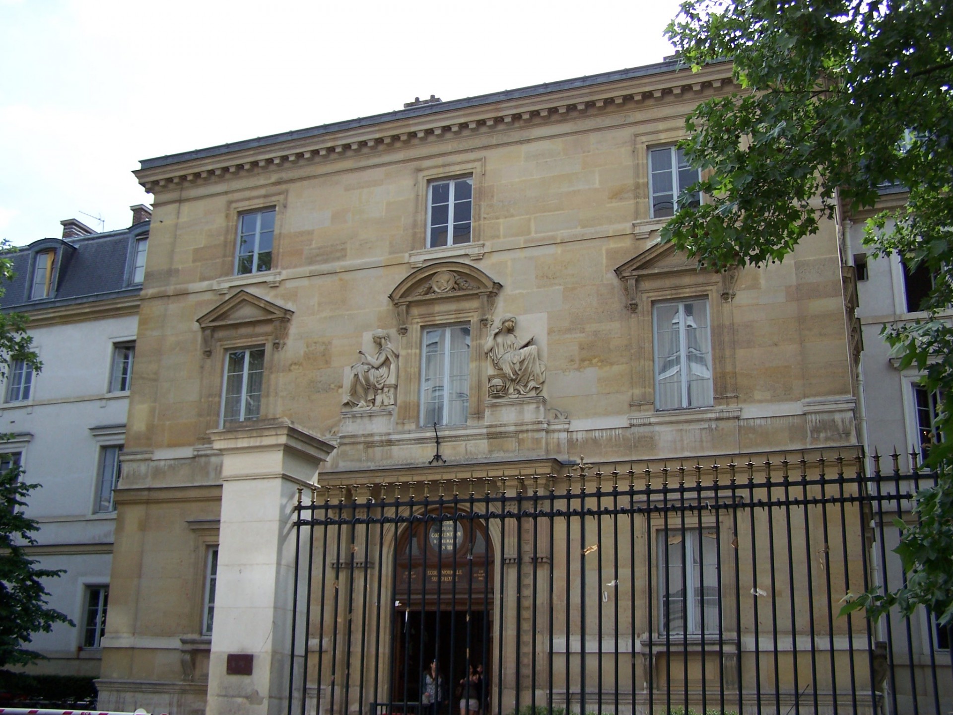 Fachada da Escola Normal Superior de Paris.