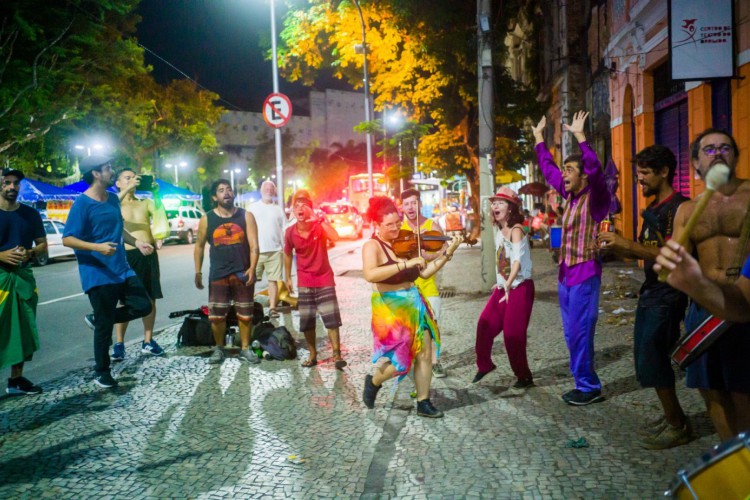 Teatro clínica DyoNises apresenta versão da "Ópera dos Mendigos" (1724), de John Gay, no Rio de Janeiro, em registro de dezembro de 2021