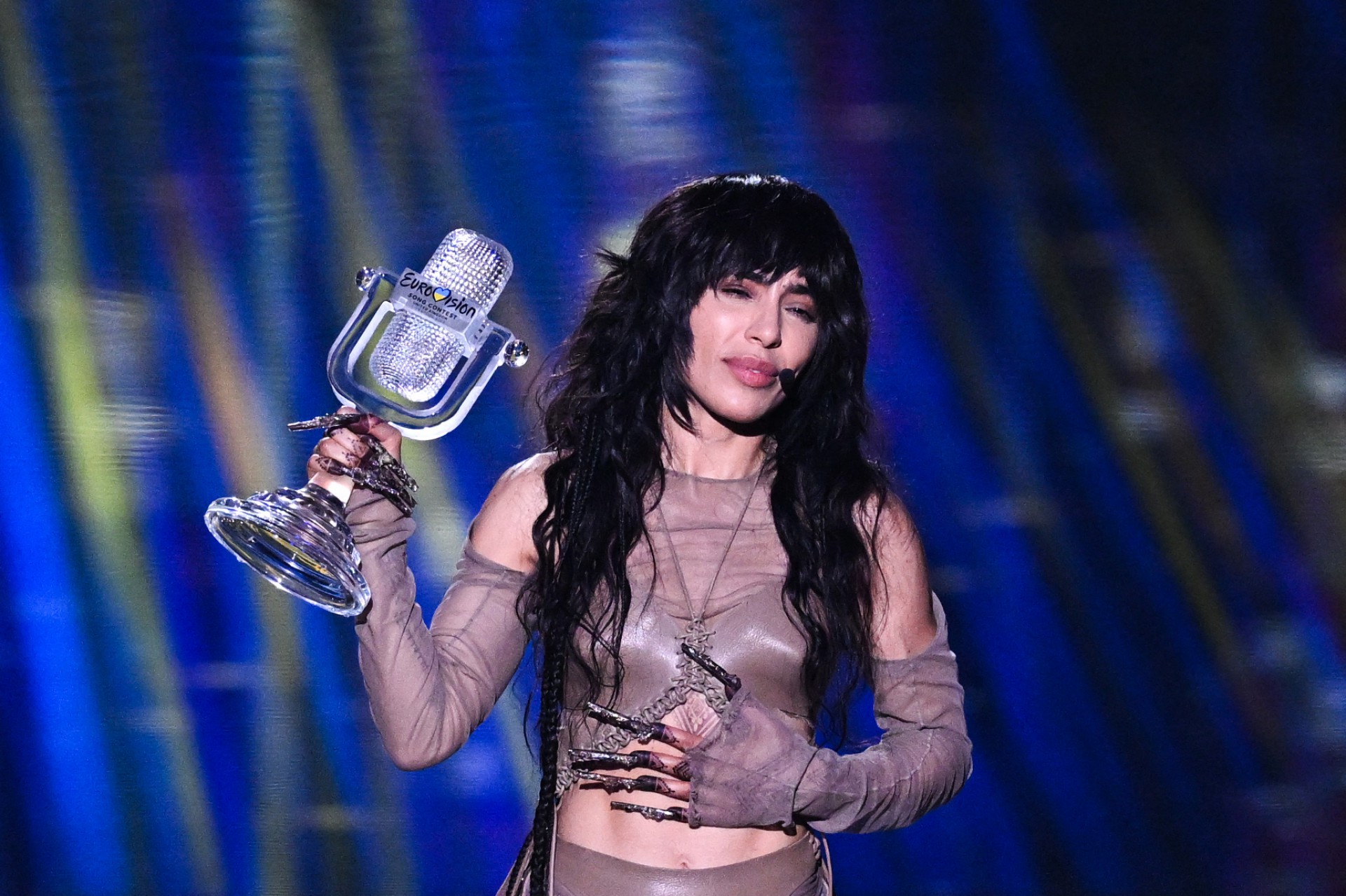 A cantora Loreen se apresentando em nome da Suécia comemora com o troféu após vencer a final do concurso Eurovision Song 2023 em 14 de maio de 2023 na M&S Bank Arena em Liverpool, norte da Inglaterra. (Foto: PAUL ELLIS / AFP)