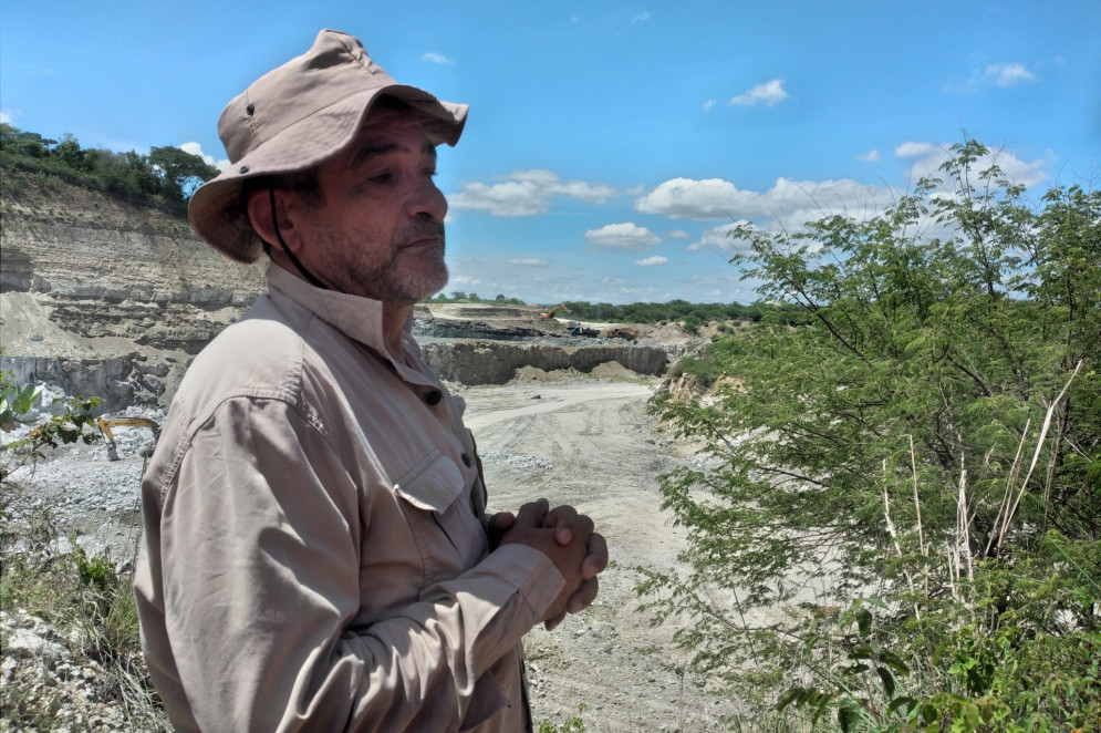 Álamo Saraiva foi o guia durante o campo da PaleoNordeste 2023.(Foto: Catalina Leite / O POVO)