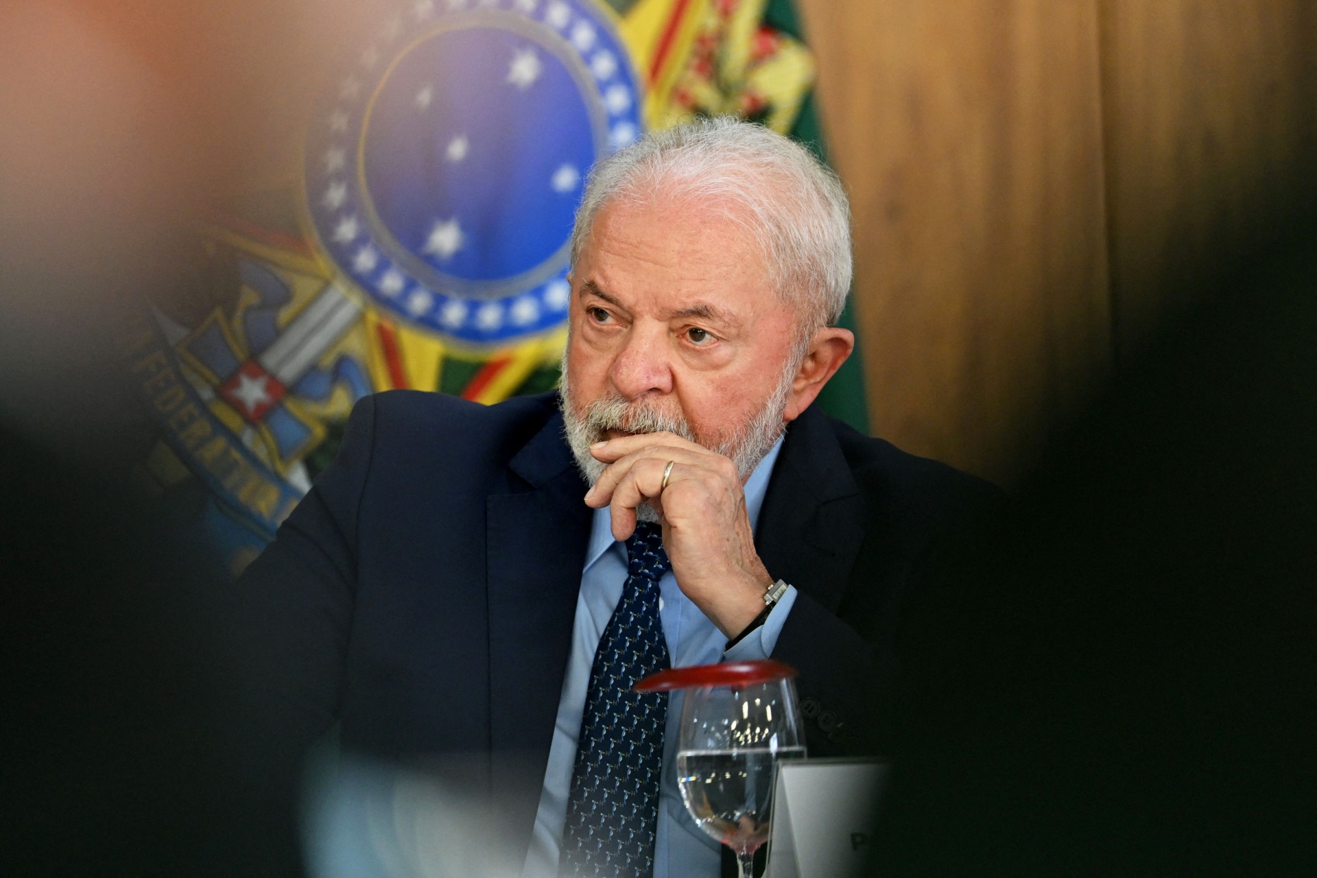 O presidente Luiz Inácio Lula da Silva participa de reunião de lançamento da plataforma Maos a Obra, que pretende retomar obras inacabadas, no Palácio do Planalto, em Brasília, em 10 de março de 2023 (Foto: EVARISTO SA / AFP)