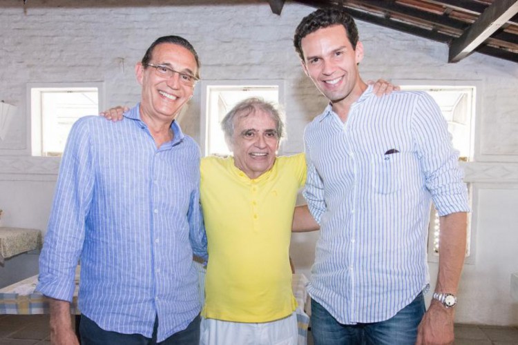 Lúcio Brasileiro entre Aristófanes e Márcio Canamary(Foto: Divulgação)