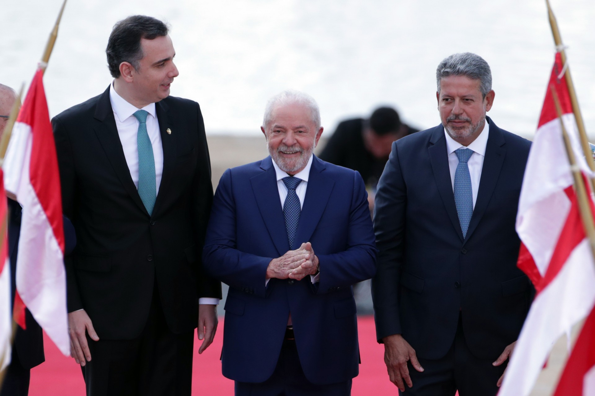 Presidente Lula entre Rodrigo Pacheco (presidente do Congresso nacional) e Arthur Lira (presidente da Câmara dos Deputados)

 (Foto: Bruno Spada/Câmara dos Deputados)