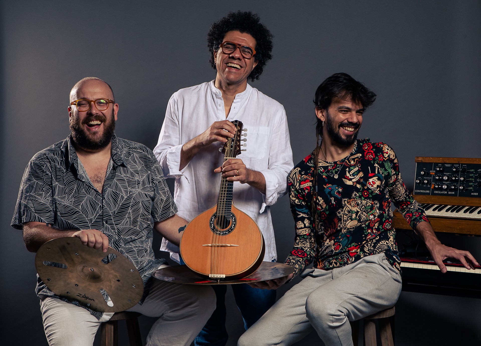 Thiago Big Rabello 
(bateria),  Hamilton de Holanda  (bandolim) 
e Salomão Soares 
(teclados), o time de 
