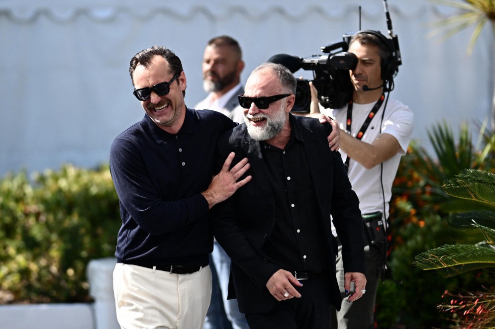 Jude Law e Karim Ainouz(Foto: LOIC VENANCE / AFP)
