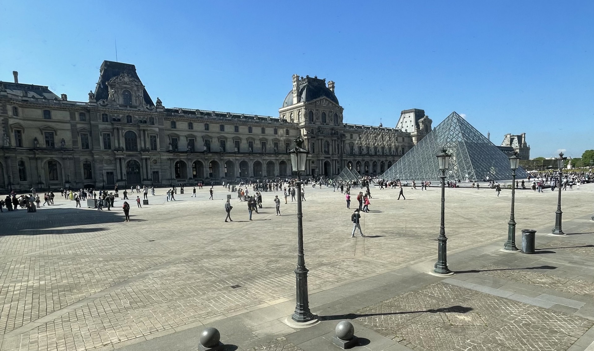 Pátio Central do palácio que abriga o Museu do Louvre, em Paris (Foto: ACERVO DA AUTORA)
