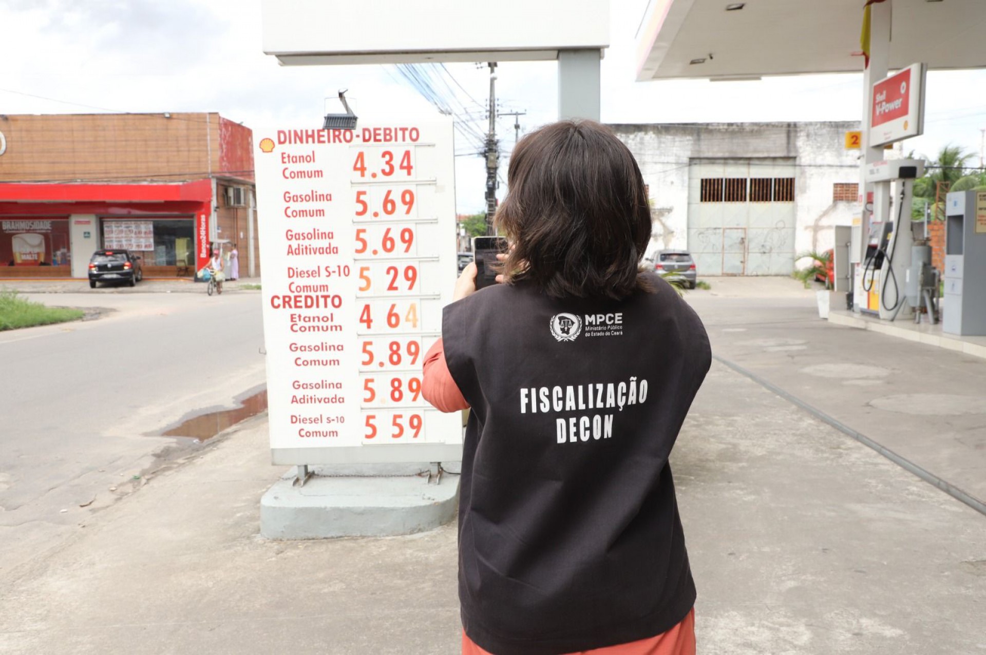 Fiscalização do Decon nos postos de combustíveis do Ceará (Foto: Divulgação)