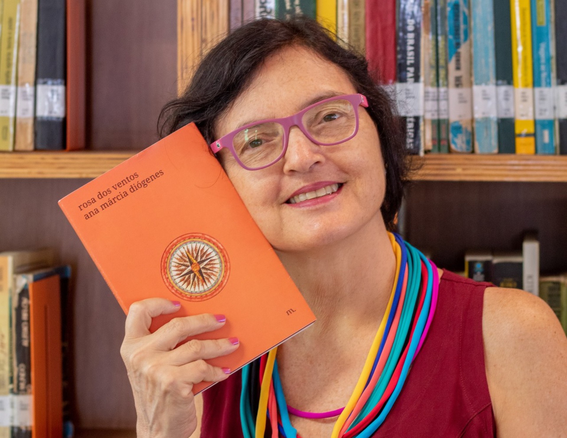 A escritora e jornalista Ana Márcia Diógenes estreia na poesia com 