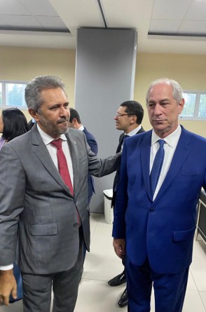 Elmano de Freitas e Ciro Gomes, na posse da nova cúpula do TRC/CE(Foto: Paulo MOska)