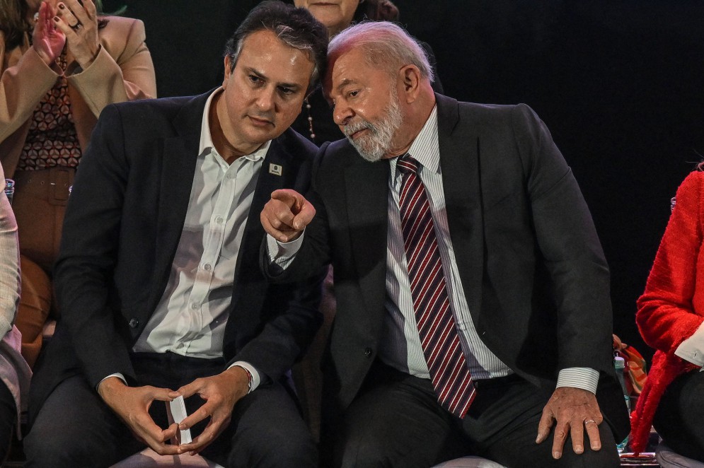 O presidente Luiz Inácio Lula da Silva conversa com o ministro da Educação, Camilo Santana, durante a inauguração do prédio dos Laboratórios de Pesquisa Científica e Inovação Tecnológica, localizado no campus da Universidade Federal do ABC (UFABC), em São Bernardo do Campo(Foto: NELSON ALMEIDA / AFP)