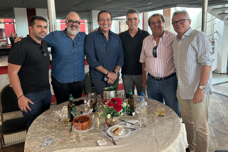 Aniversariante com seus  companheiros de Rotary Club Fortaleza Planalto(Foto: Arquivo Pessoal)